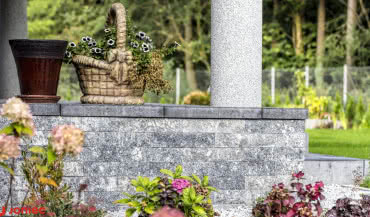 Jak zabezpieczyć beton przed wilgocią i glonami? Rola impregnacji hydrofobowej