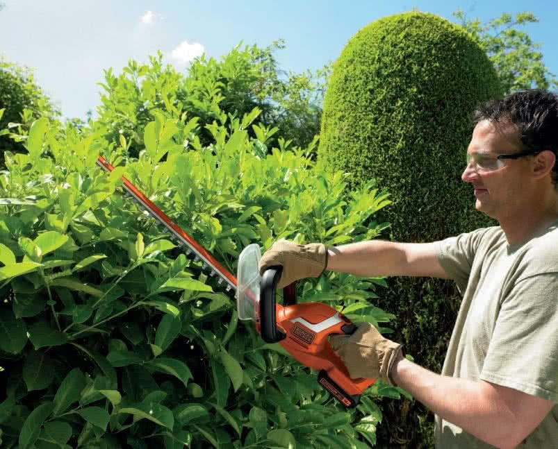 Nożyce akumulatorowe do żywopłotu z długą listwą. fot. Black & Decker Nożyce akumulatorowe do żywopłotu z długą listwą. fot. Black & Decker