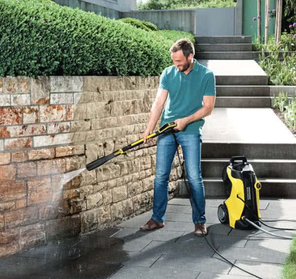 Myjka ciśnieniowa K 7 Premium Full Control Plus z obrotową dyszą znakomicie oczyści cokół , murek oporowy i betonowe ogrodzenie, fot. Kärcher Myjka ciśnieniowa K 7 Premium Full Control Plus z obrotową dyszą znakomicie oczyści cokół , murek oporowy i betonowe ogrodzenie, fot. Kärcher