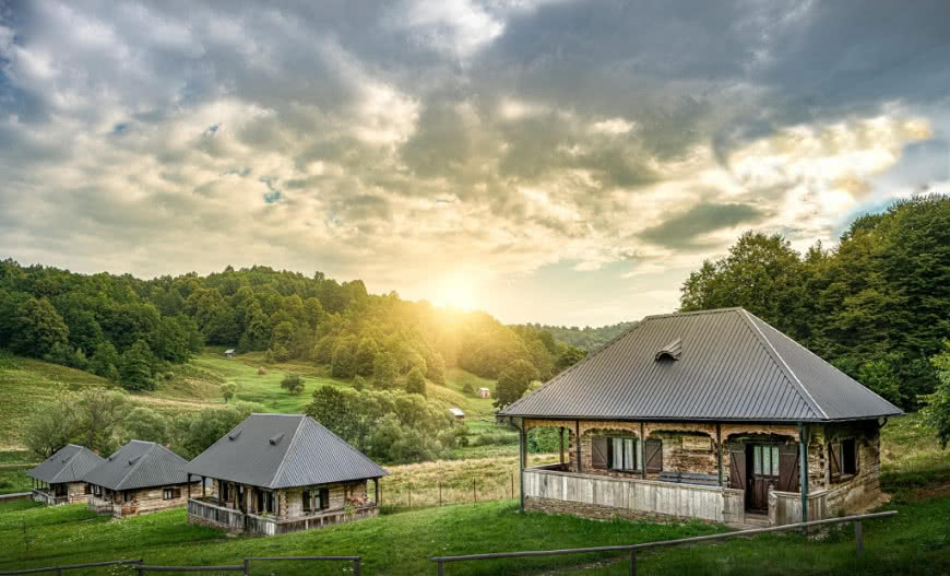 Poradnik – jak układać blachy trapezowe na dachu? 