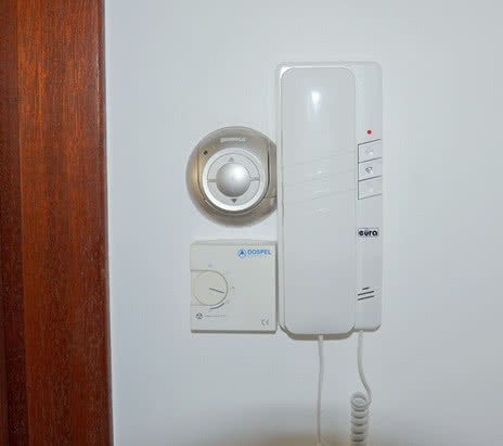 Unifon z przyciskiem otwierającym bramę Unifon z przyciskiem otwierającym bramę