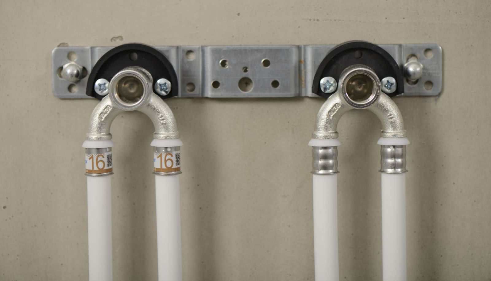 Złączki S-Press PLUS zapewniające stały obieg cwu/zwu w instalacji. fot. Uponor Złączki S-Press PLUS zapewniające stały obieg cwu/zwu w instalacji. fot. Uponor