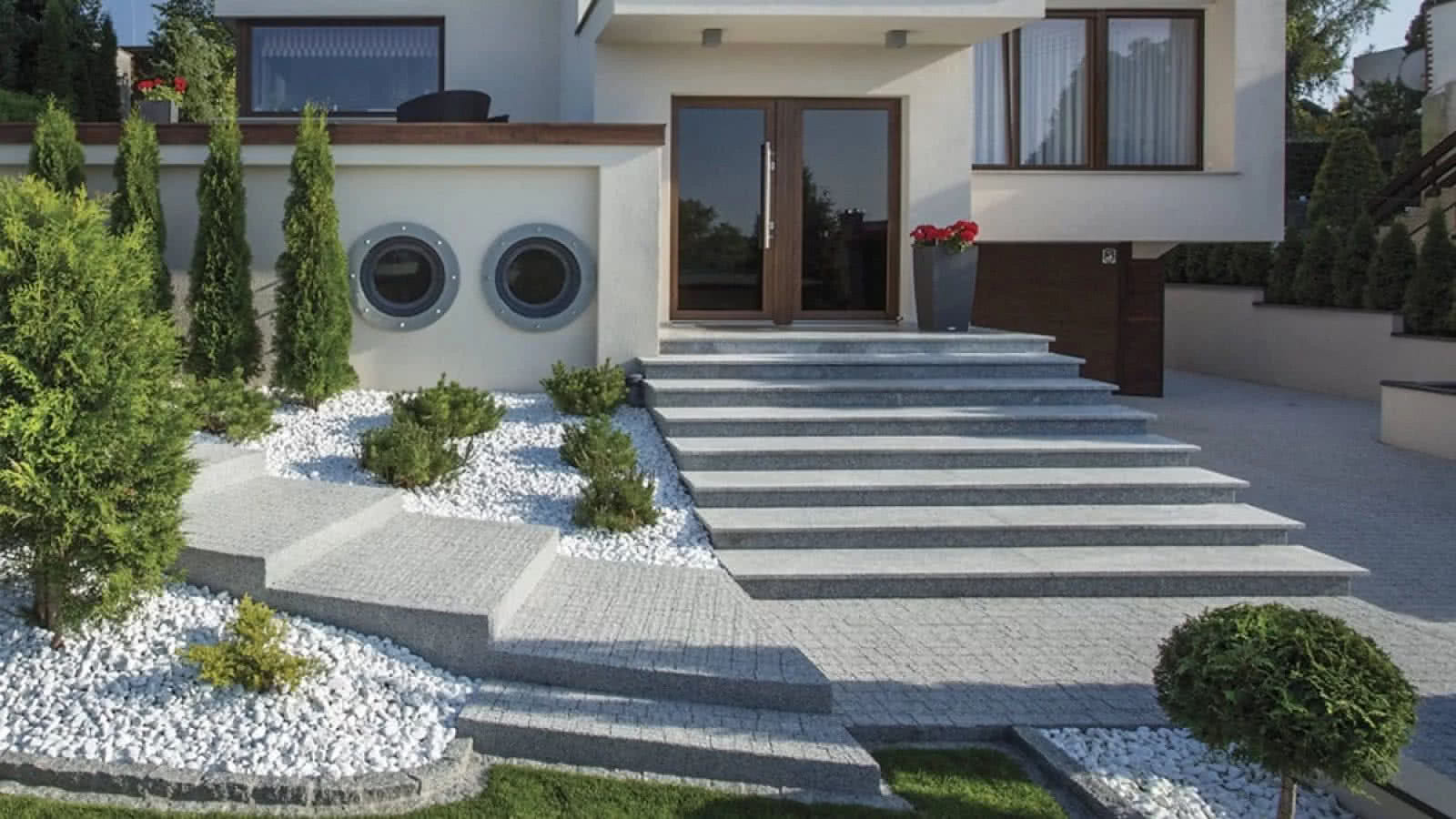 Komunikację na terenie z większymi spadkami można zaplanować za pomocą schodków. fot. Semmelrock Stein+Design Komunikację na terenie z większymi spadkami można zaplanować za pomocą schodków. fot. Semmelrock Stein+Design