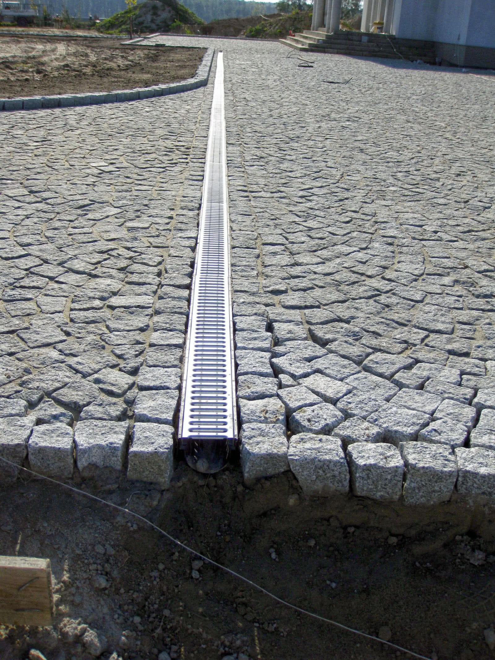 Odwodnienie liniowe układa się z odpowiednim spadkiem w kierunku studzienki. fot. Hauraton Odwodnienie liniowe układa się z odpowiednim spadkiem w kierunku studzienki. fot. Hauraton