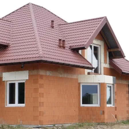 Połać dachu z widocznymi kominkami wentylacyjnymi. Połać dachu z widocznymi kominkami wentylacyjnymi.